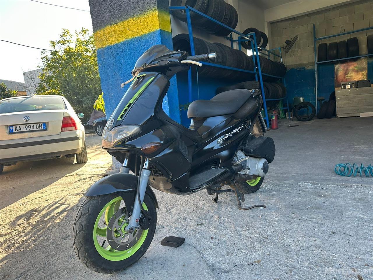 Shitet Gilera runner malossi 180cc viti 2002 4 kohësh Tiranë